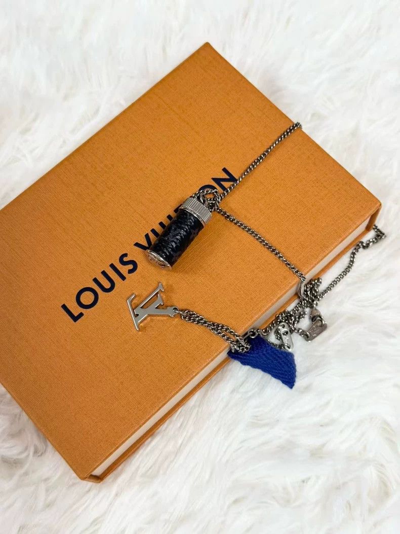 Louis Vuitton Louis Vuitton Perfume Bottle Necklace Size ONE SIZE - 2 Thumbnail