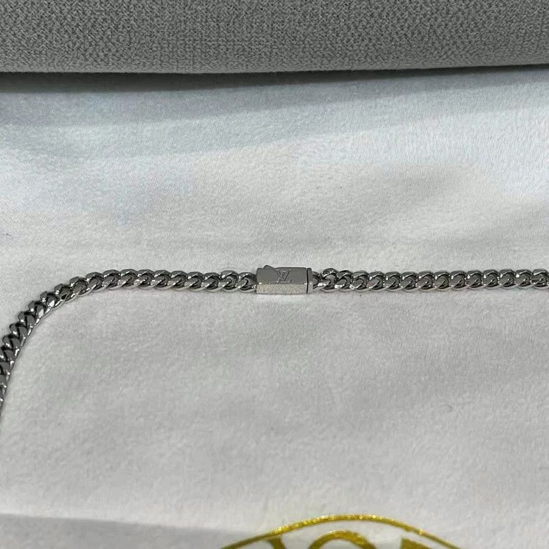 Louis Vuitton Louis Vuitton Logo Pendant Necklace Size ONE SIZE - 5 Thumbnail