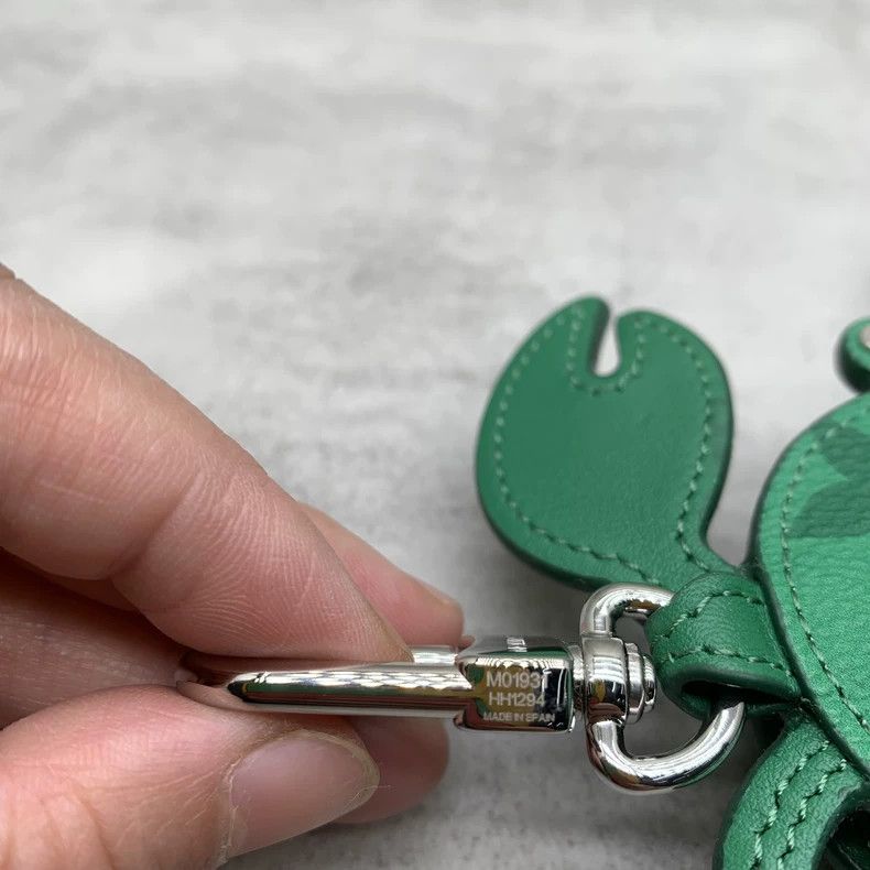 Louis Vuitton Louis Vuitton Green Crab Headphone Case Size ONE SIZE - 8 Thumbnail