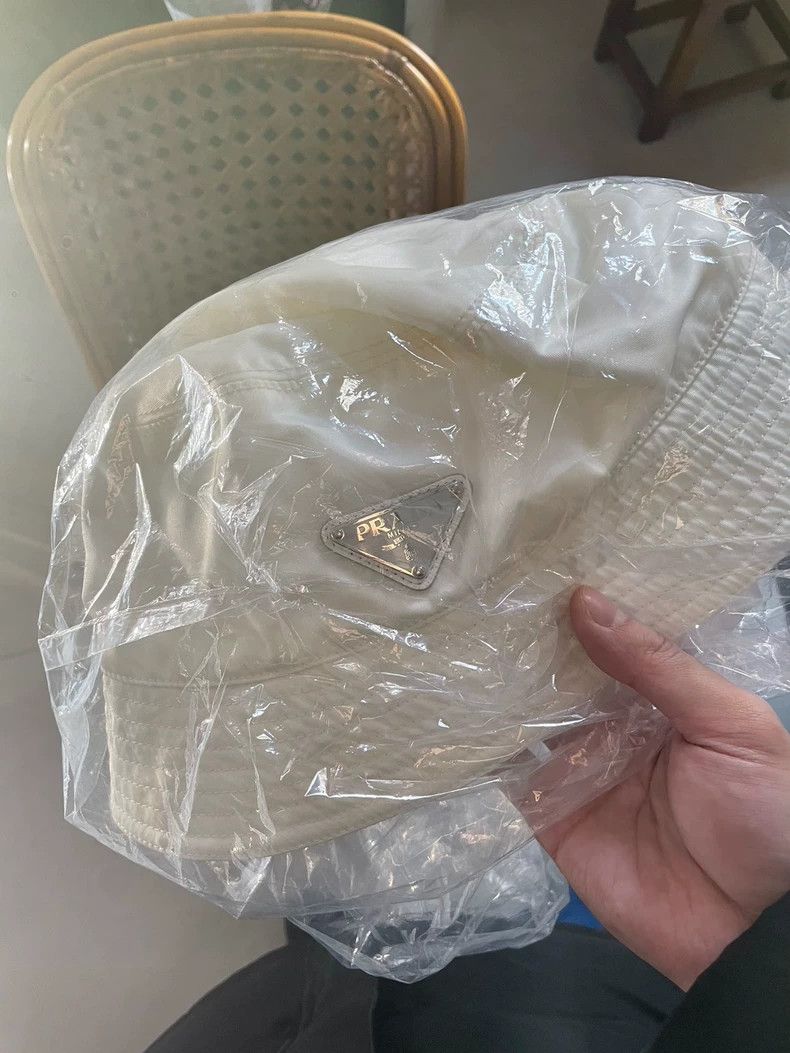 Prada Prada White Bucket Hat in Excellent Condition Size ONE SIZE - 5 Thumbnail