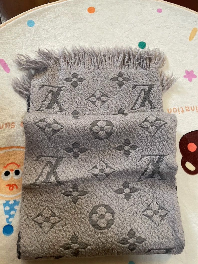 Louis Vuitton Louis Vuitton Gray Scarf with Fringes Size ONE SIZE - 3 Thumbnail