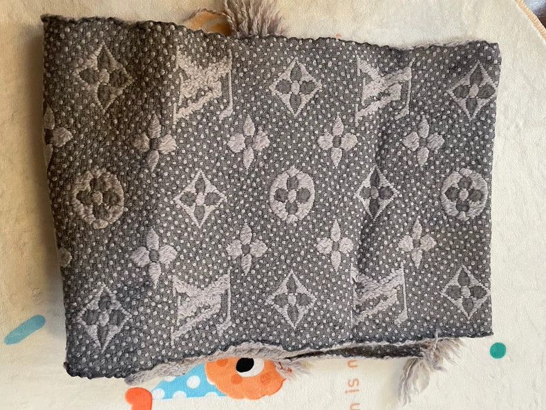 Louis Vuitton Louis Vuitton Gray Scarf with Fringes Size ONE SIZE - 2 Thumbnail