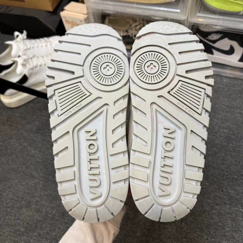 Louis Vuitton Lv Trainer Sneakers Gray and White Size 6 Size US 6 / EU 39 - 4 Thumbnail