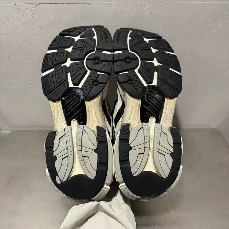 Balenciaga Balenciaga Runner Distressed Gray Black Sneakers Size US 10.5 / EU 43-44 - 5 Thumbnail