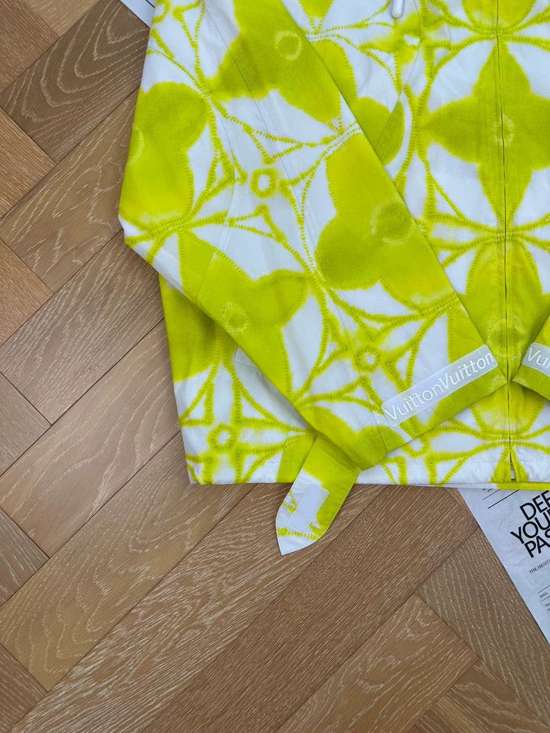 Louis Vuitton Louis Vuitton Yellow Logo Graphic Hooded Jacket Size US L / EU 52-54 / 3 - 4 Thumbnail