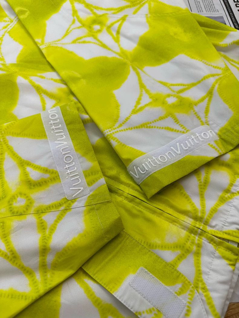 Louis Vuitton Louis Vuitton Yellow Logo Graphic Hooded Jacket Size US L / EU 52-54 / 3 - 8 Thumbnail