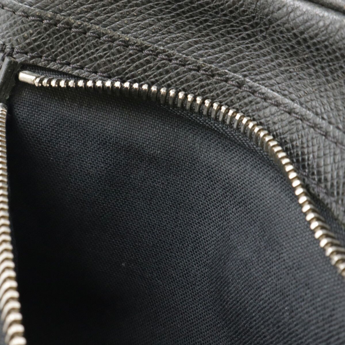 Louis Vuitton Louis Vuitton Louis Vuitton Pavel Taiga Clutch Bag Leather Clutch Bag M31142 Size ONE SIZE - 9 Thumbnail