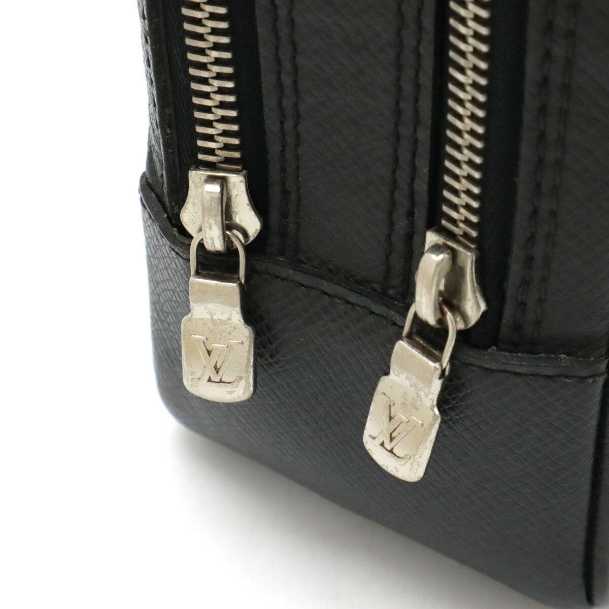 Louis Vuitton Louis Vuitton Louis Vuitton Pavel Taiga Clutch Bag Leather Clutch Bag M31142 Size ONE SIZE - 4 Thumbnail
