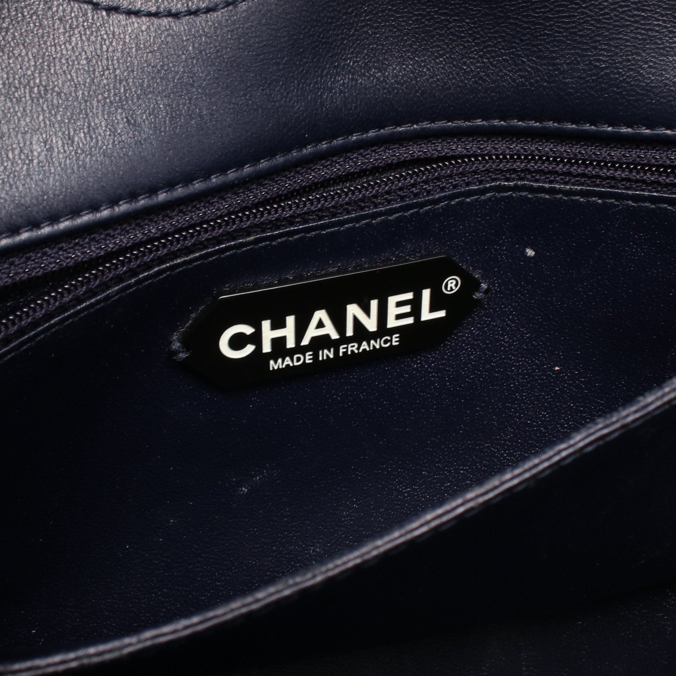 Chanel Chanel Matelasse Chain Shoulder Bag Leather Navy Antique Silver Hardware Size ONE SIZE - 4 Thumbnail