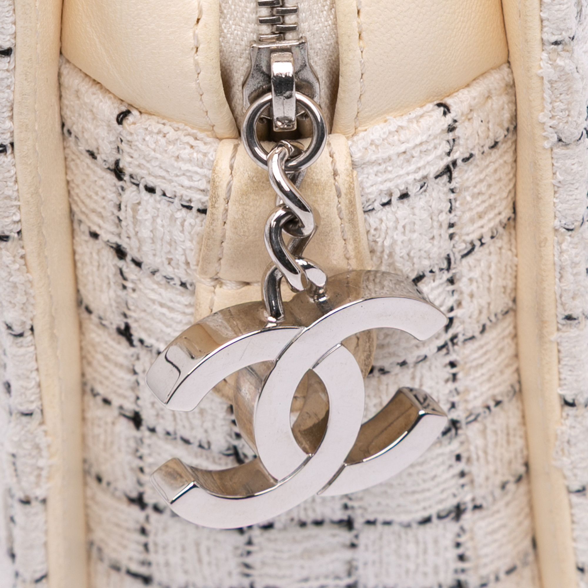 Chanel Chanel Tweed and Resin Zipped Shopping Bag Size ONE SIZE - 7 Thumbnail