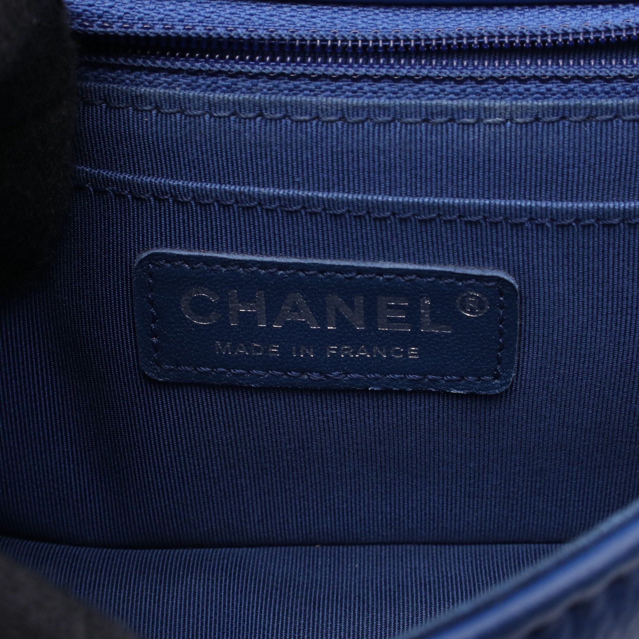 Chanel Chanel Chevron V-Stitch Chain Shoulder Bag Caviar Skin Blue Silver Hardware Size ONE SIZE - 4 Thumbnail
