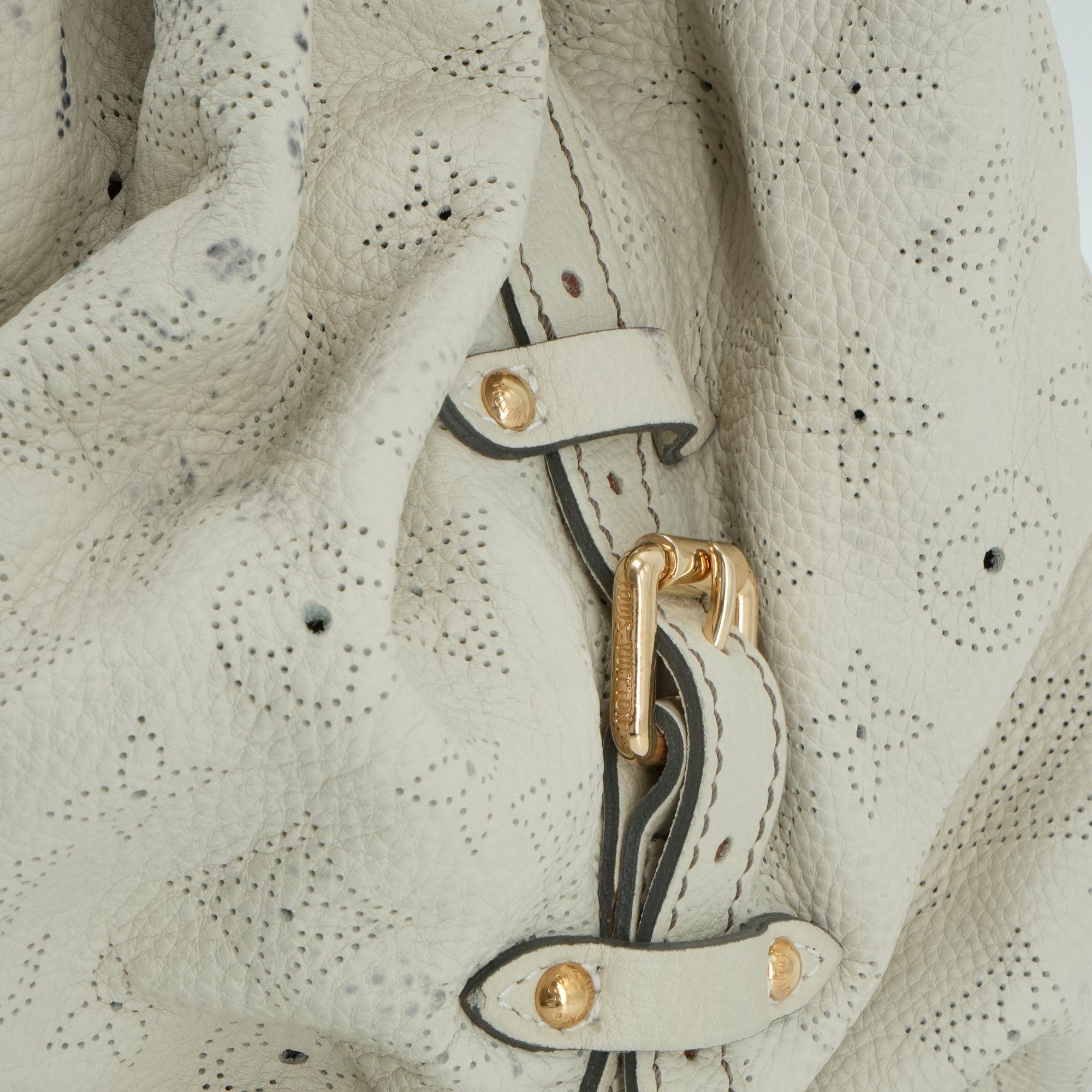 Louis Vuitton LOUIS VUITTON - Louis Vuitton Mahina tote bag in beige grained leather Size ONE SIZE - 10 Thumbnail