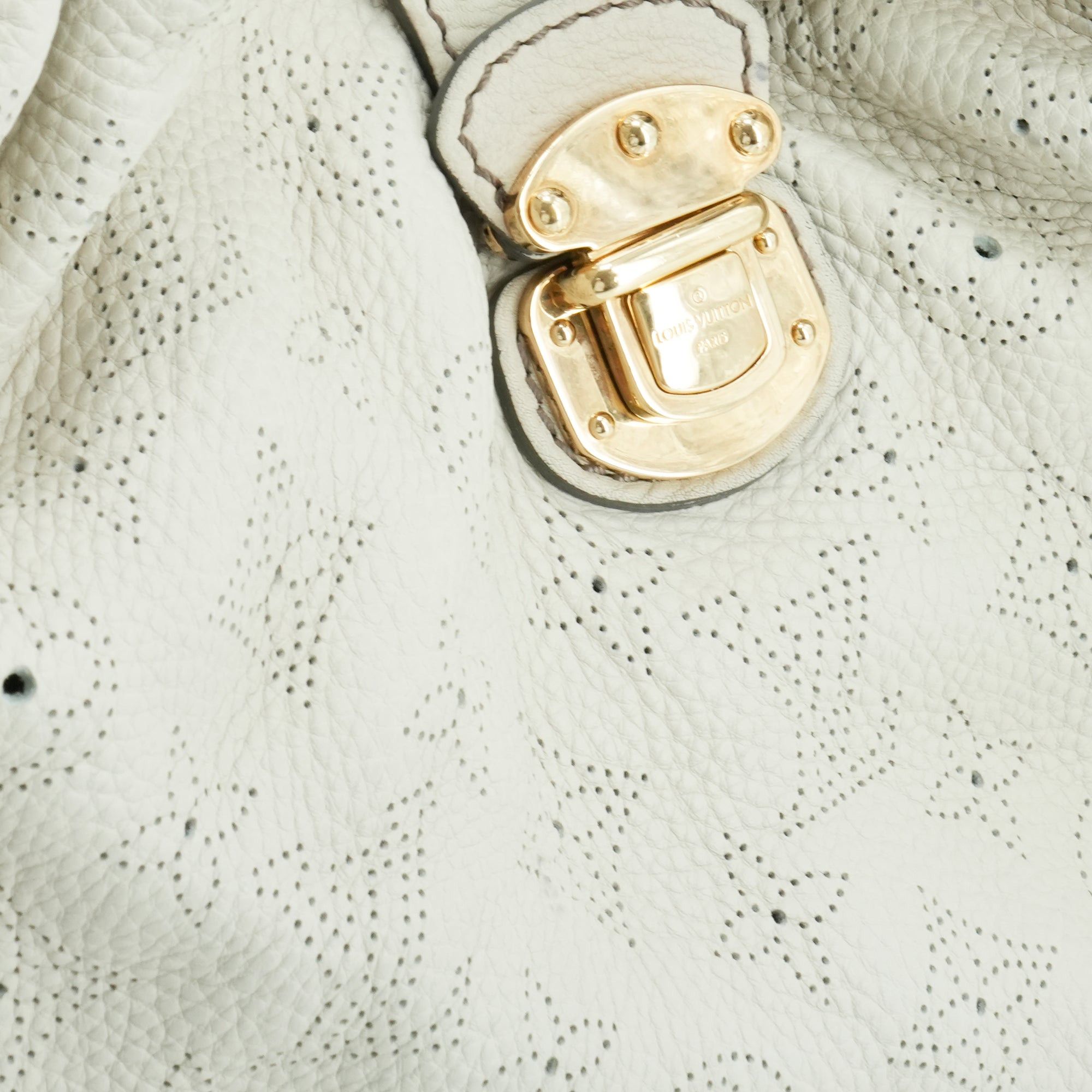Louis Vuitton LOUIS VUITTON - Louis Vuitton Mahina tote bag in beige grained leather Size ONE SIZE - 6 Thumbnail