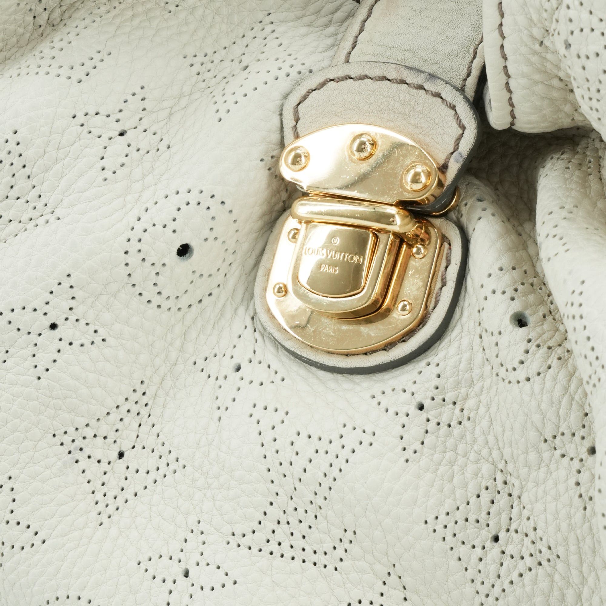 Louis Vuitton LOUIS VUITTON - Louis Vuitton Mahina tote bag in beige grained leather Size ONE SIZE - 5 Thumbnail