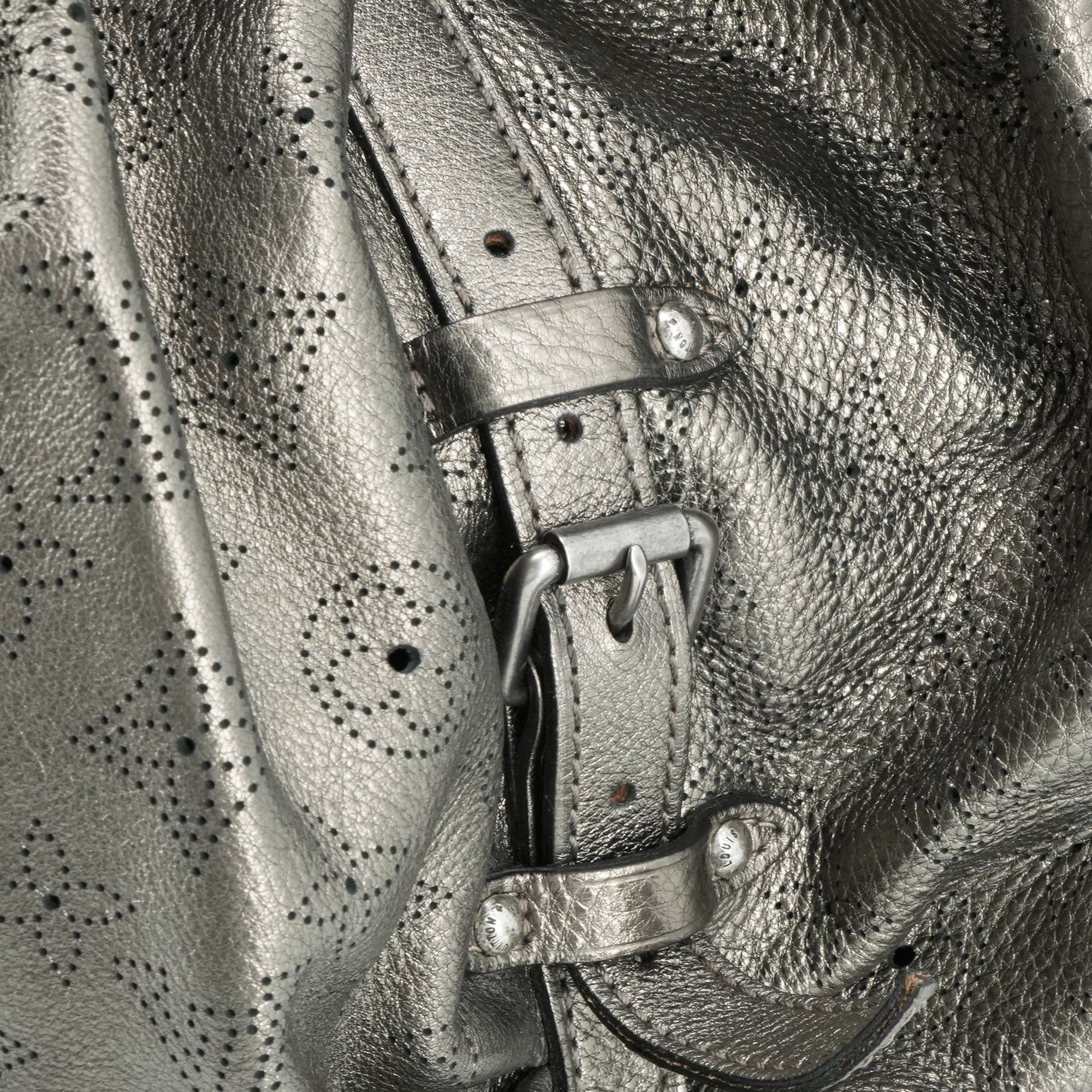 Louis Vuitton LOUIS VUITTON - Louis Vuitton Mahina tote bag in silver grained leather Size ONE SIZE - 5 Thumbnail