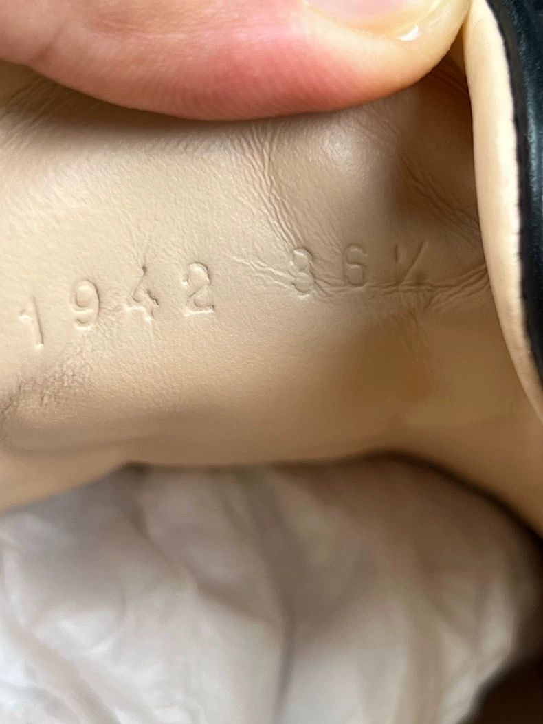 Gucci Black Bee Sneakers in Excellent Condition
