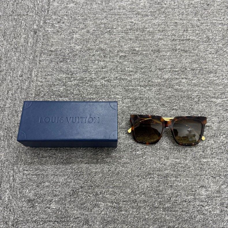 Louis Vuitton Louis Vuitton Leopard Pattern Sunglasses Size ONE SIZE - 2 Thumbnail