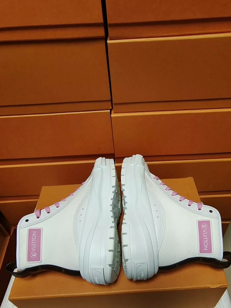 Louis Vuitton LV Women's White Athletic Sneakers Size 34.5 Size US 4 / IT 34 - 6 Thumbnail