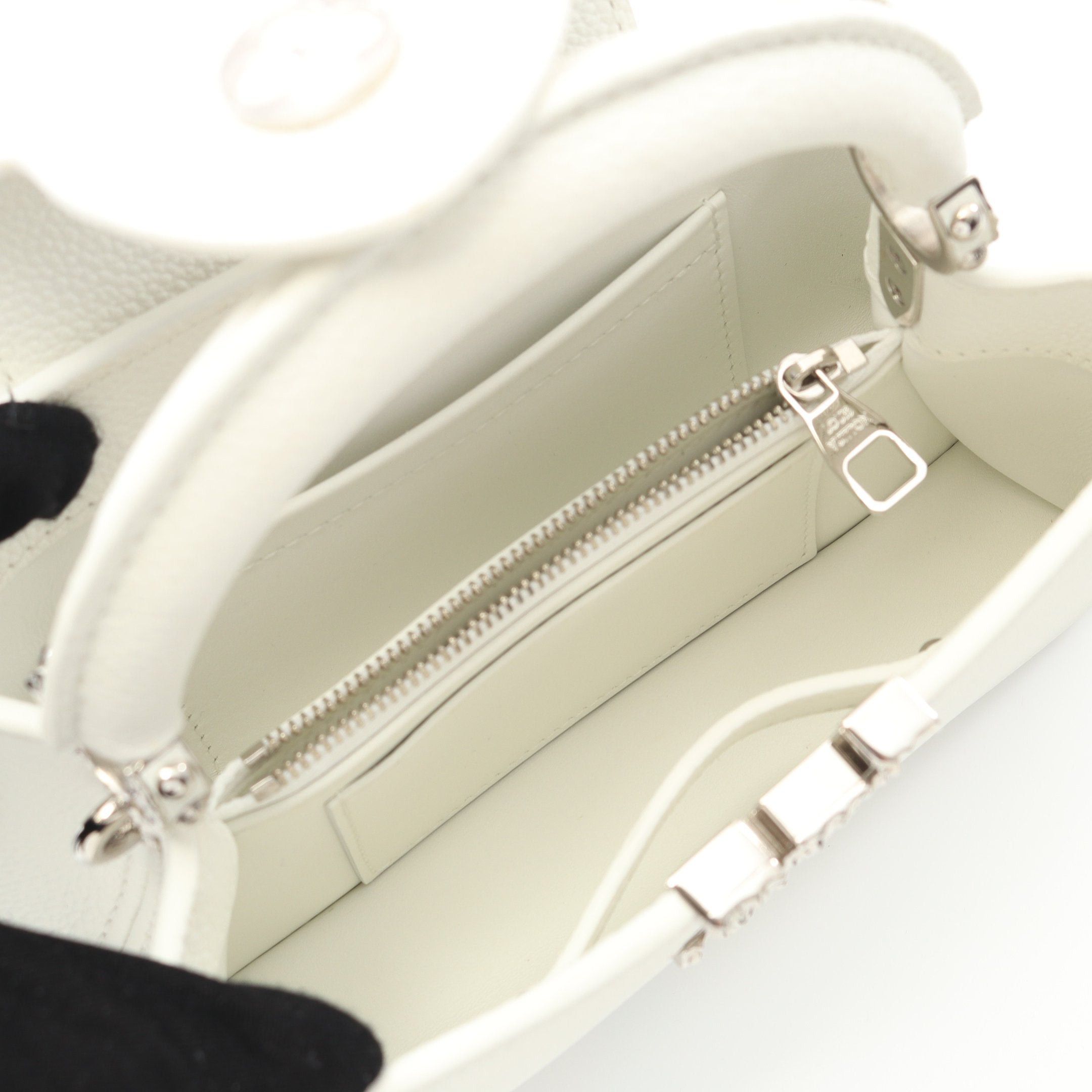 Louis Vuitton Louis Vuitton Capucines Ew Mini Handbag Leather White Size ONE SIZE - 3 Thumbnail