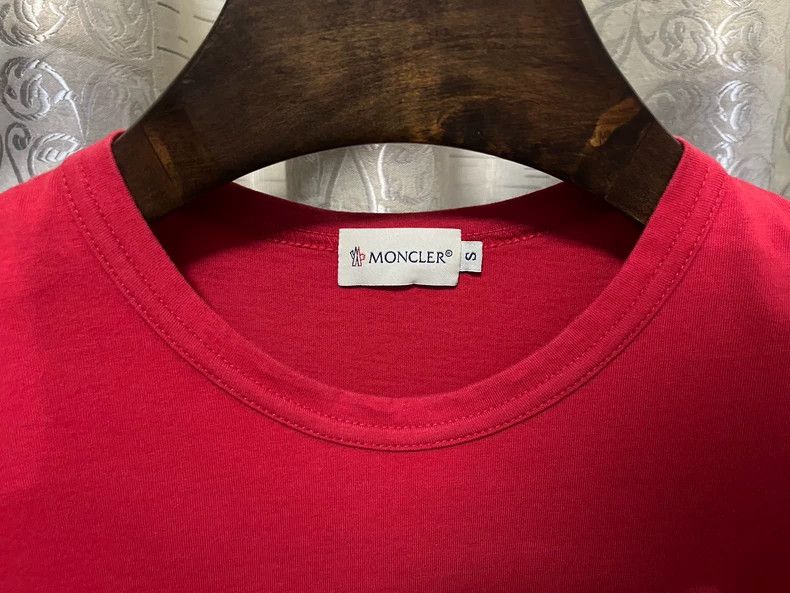 Moncler Moncler Christmas Edition Short Sleeve T-Shirt Size US S / EU 44-46 / 1 - 4 Thumbnail