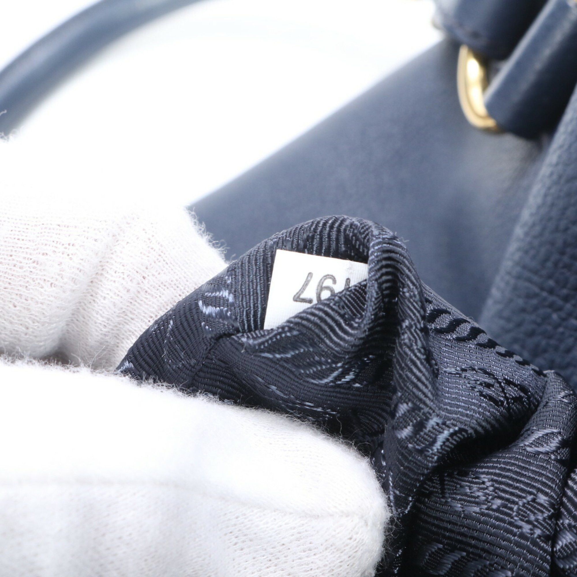 Prada Prada Vitello shoulder Size ONE SIZE - 12 Thumbnail
