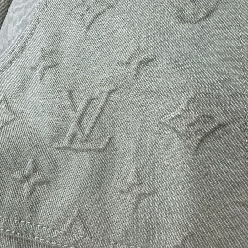 Louis Vuitton louis vuitton white embossed logo coat-dmc Size US L / EU 52-54 / 3 - 3 Thumbnail