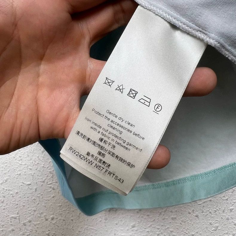 Louis Vuitton louis vuitton gradient blue logo t-shirt-dmc Size US S / EU 44-46 / 1 - 4 Thumbnail