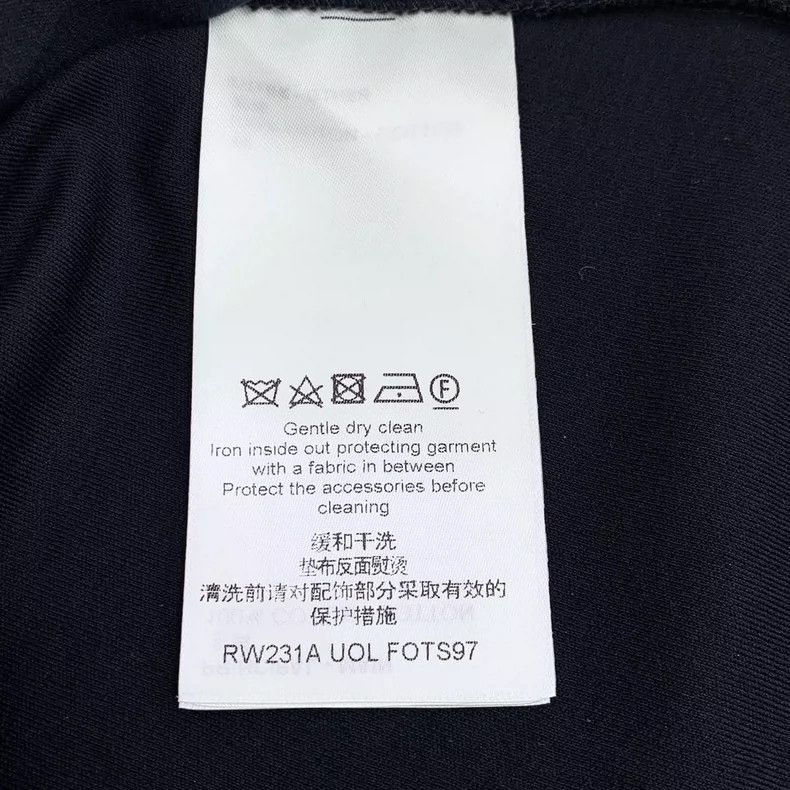 Louis Vuitton louis vuitton black logo pocket t-shirt-dmc Size US S / EU 44-46 / 1 - 6 Thumbnail