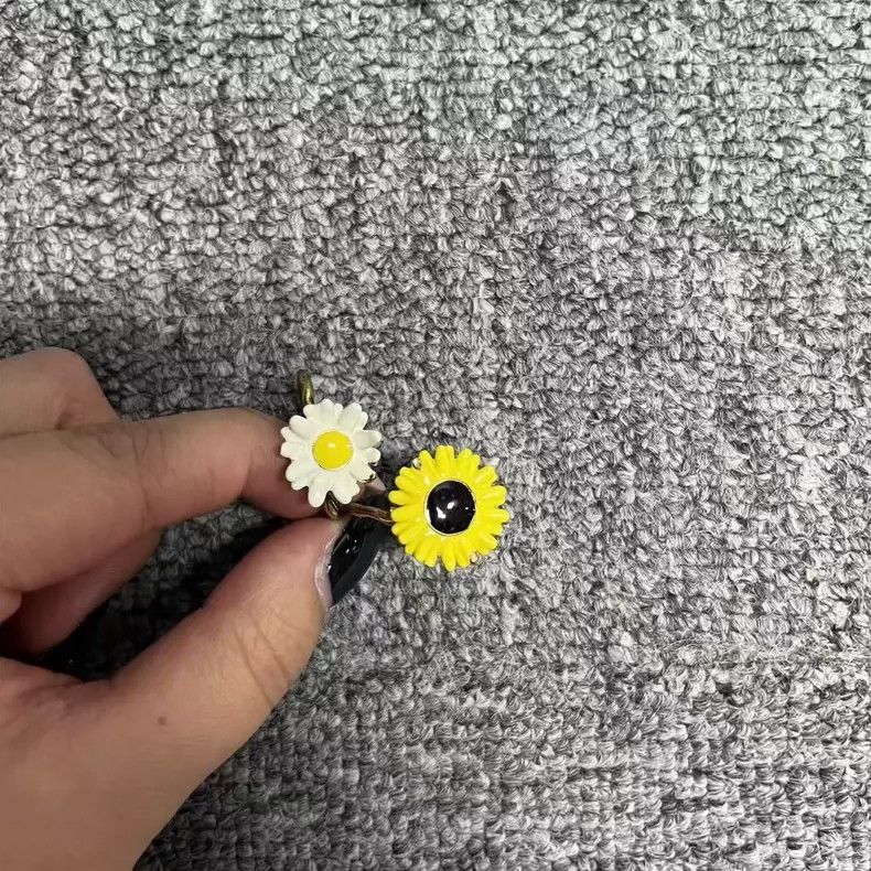 Louis Vuitton louis vuitton white yellow daisy ring set-dmc Size ONE SIZE - 2 Thumbnail
