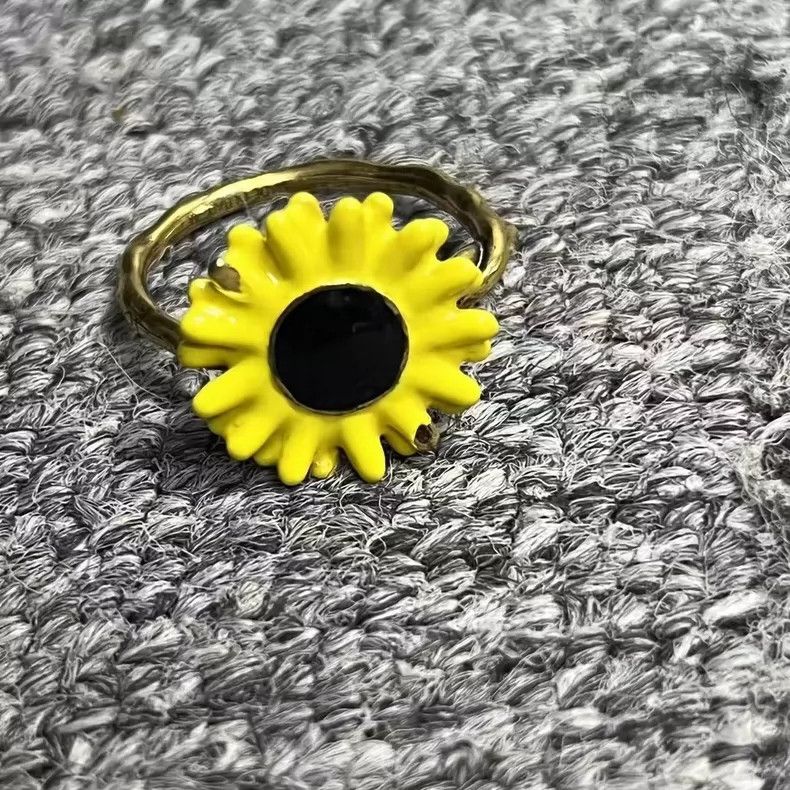 Louis Vuitton louis vuitton white yellow daisy ring set-dmc Size ONE SIZE - 5 Thumbnail