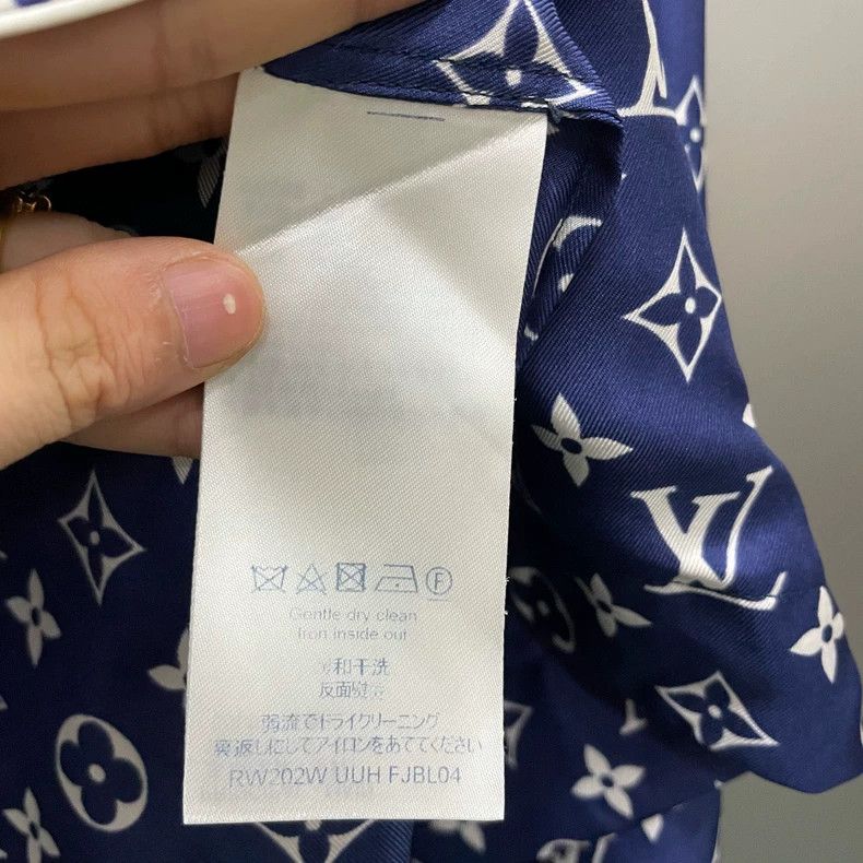 Louis Vuitton louis vuitton silk logo print shirt-dmc Size US S / EU 44-46 / 1 - 5 Thumbnail