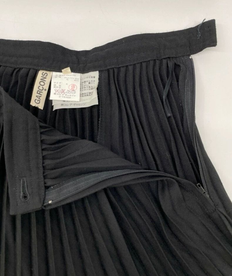 Comme des Garcons black pleated skirt by comme des garçons-dmc Size US 26 / EU 42 - 4 Thumbnail