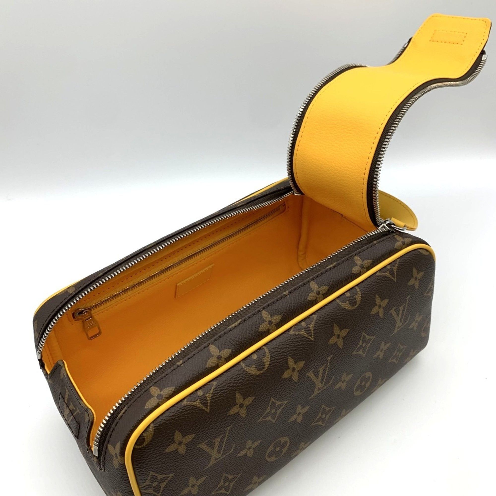 Louis Vuitton Louis Vuitton Dopp Kit clutch Size ONE SIZE - 8 Thumbnail