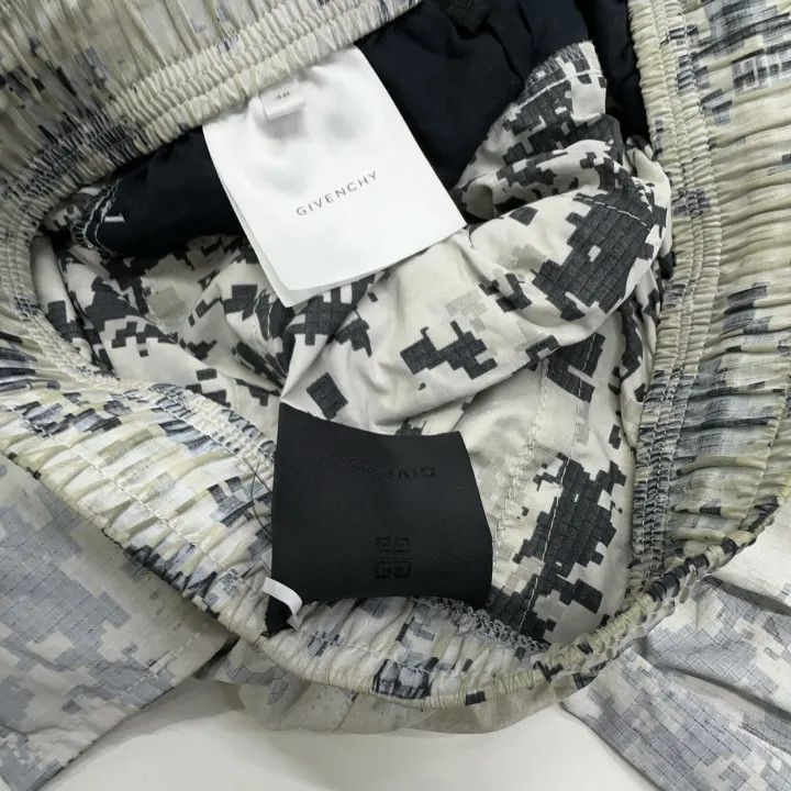 Givenchy givenchy short sleeve tee Size US L / EU 52-54 / 3 - 6 Thumbnail