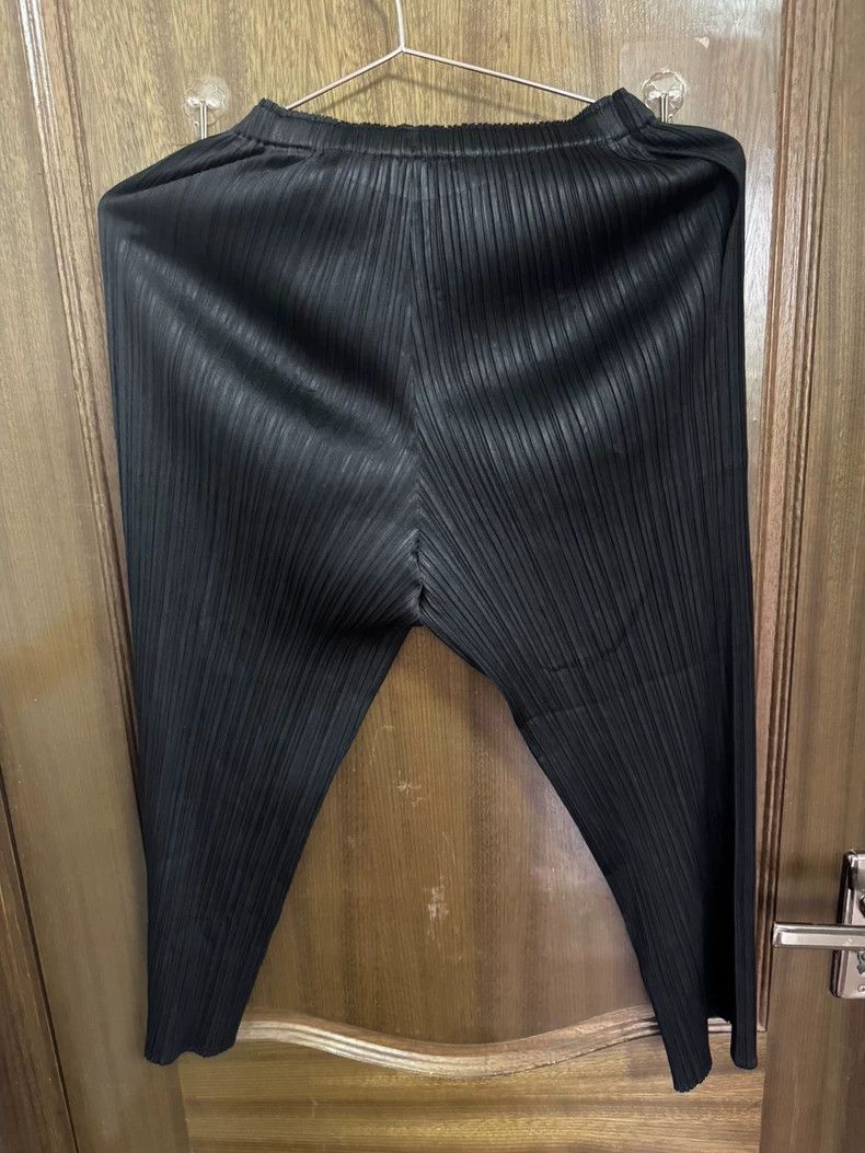 Issey Miyake issey miyake black pleated three-quarter pants-dmc Size US 26 / EU 42 - 2 Thumbnail