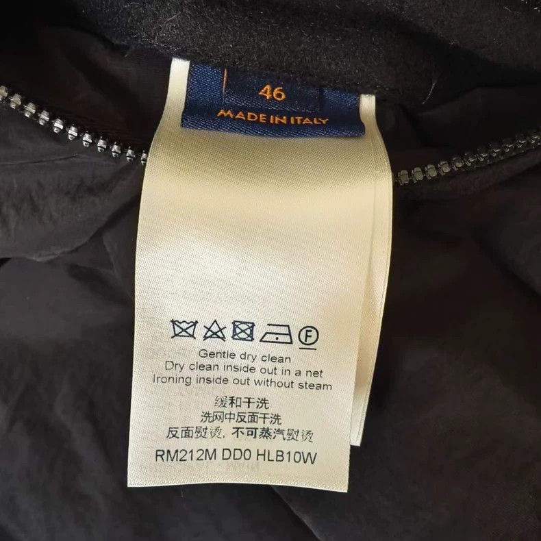 Louis Vuitton louis vuitton embossed logo black jacket Size US M / EU 48-50 / 2 - 4 Thumbnail