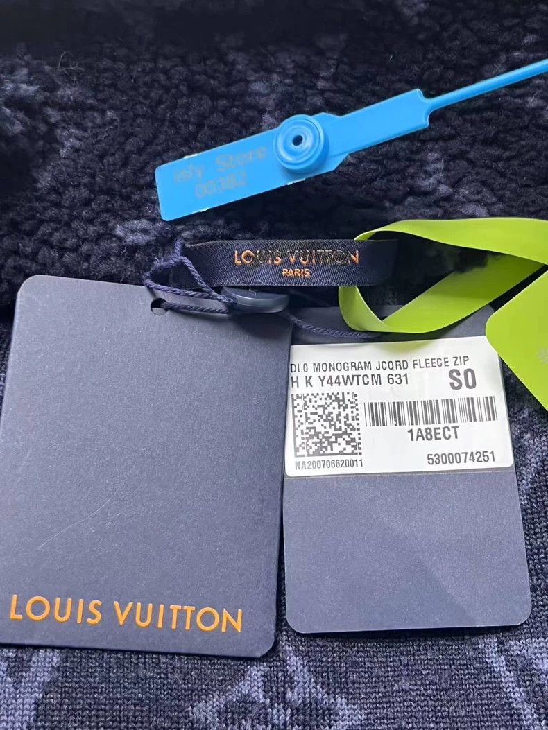 Louis Vuitton louis vuitton logo fleece jacket for men Size US S / EU 44-46 / 1 - 4 Thumbnail