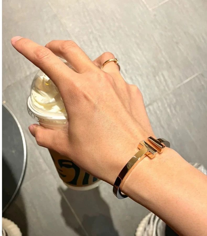 Tiffany & Co. tiffany 18k gold t-shaped open bracelet Size ONE SIZE - 9 Thumbnail