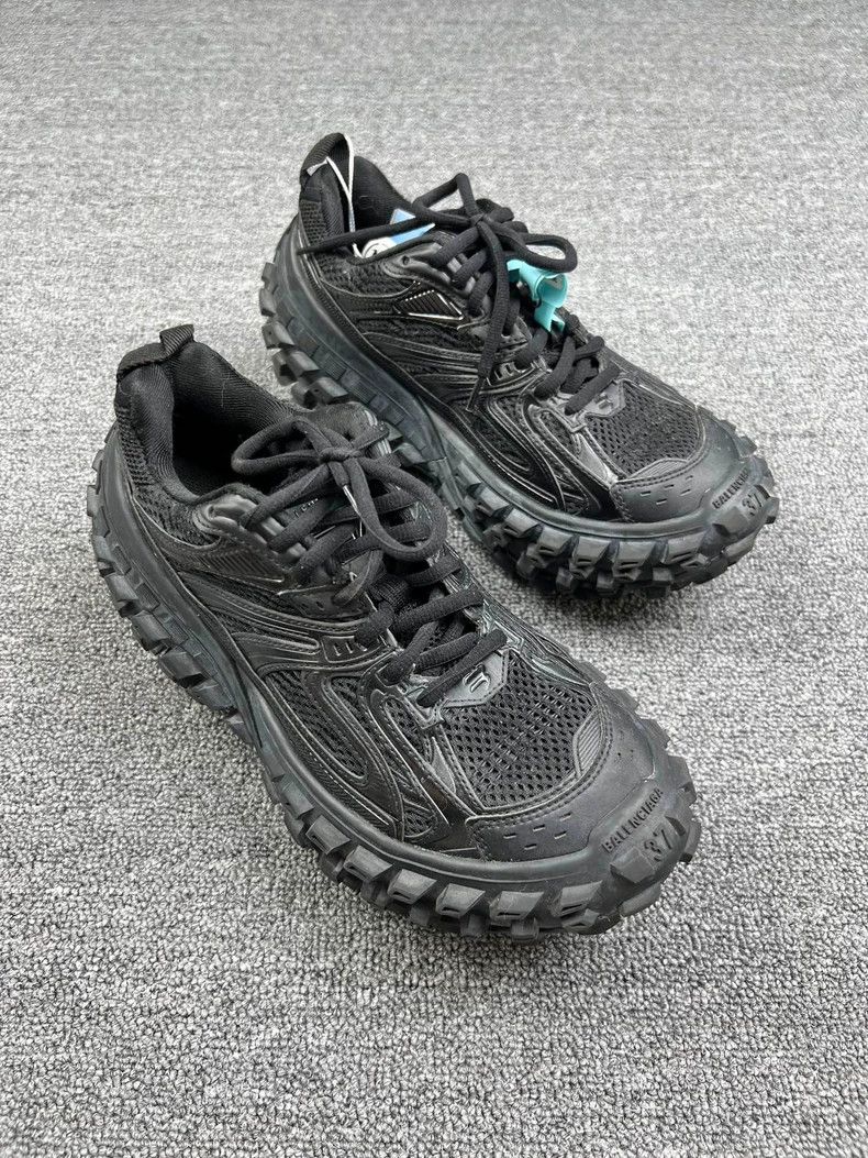 Balenciaga balenciaga black distressed tire sneakers Size US 5 / EU 37 - 2 Thumbnail