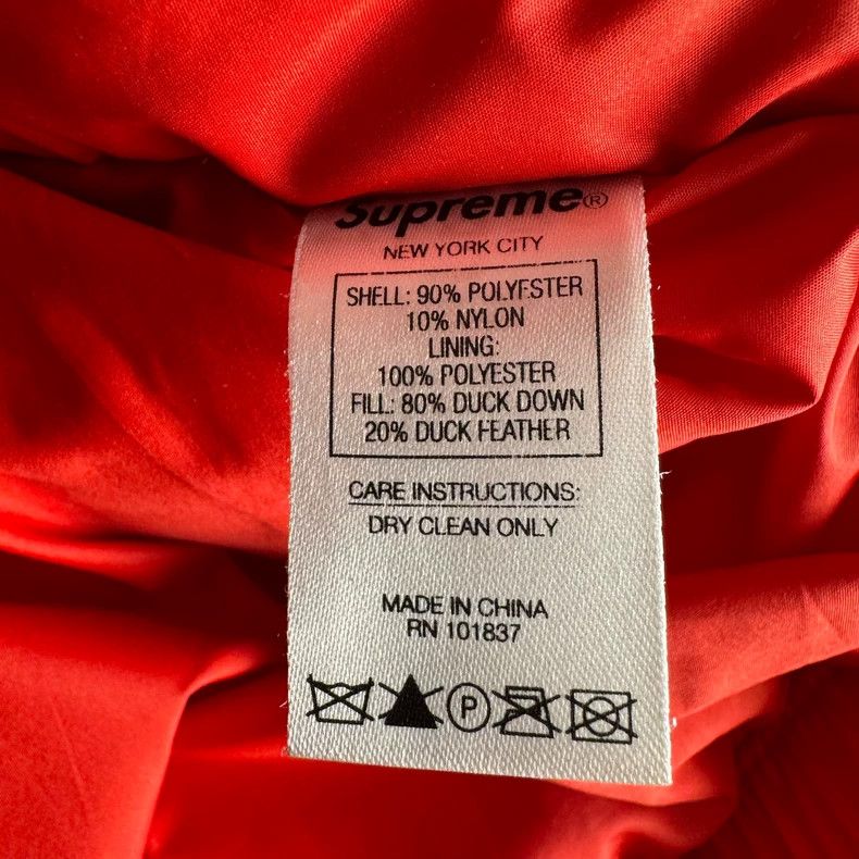 Supreme supreme red logo embossed down jacket Size US M / EU 48-50 / 2 - 6 Thumbnail