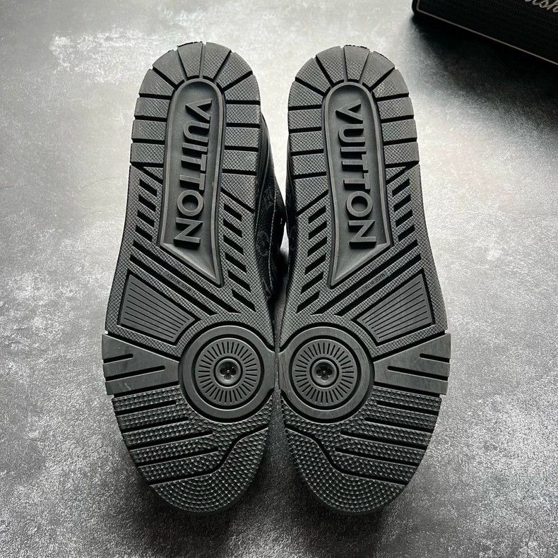 Louis Vuitton louis vuitton lv trainer black sneakers size 11 Size US 11 / EU 44 - 7 Thumbnail
