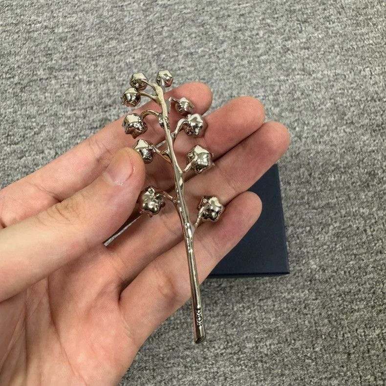 Dior elegant silver lily flower brooch with diamonds Size ONE SIZE - 5 Thumbnail