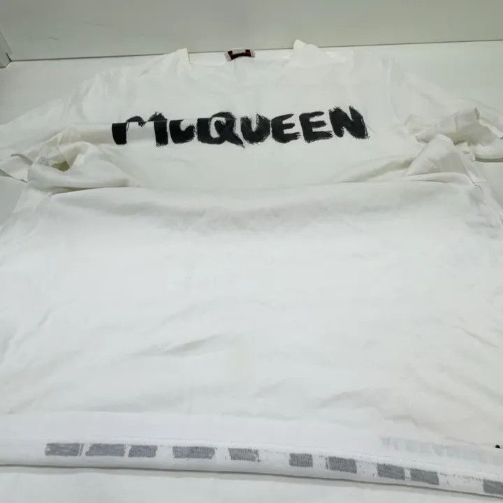 Alexander McQueen Alexander McQueen White Logo Graphic T-Shirt 0079 Size US L / EU 52-54 / 3 - 9 Thumbnail