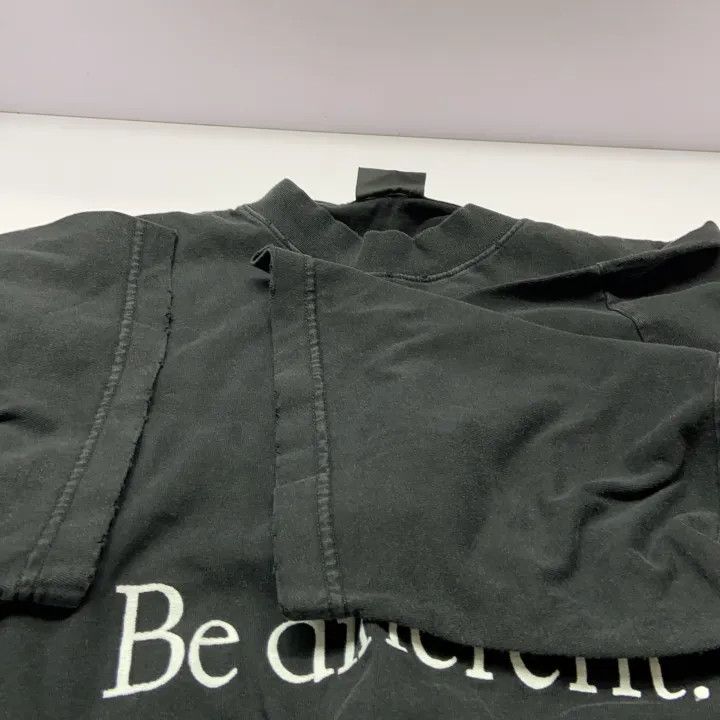 Balenciaga Balenciaga Be Different Apple Logo T-Shirt 0079 Size US S / EU 44-46 / 1 - 9 Thumbnail