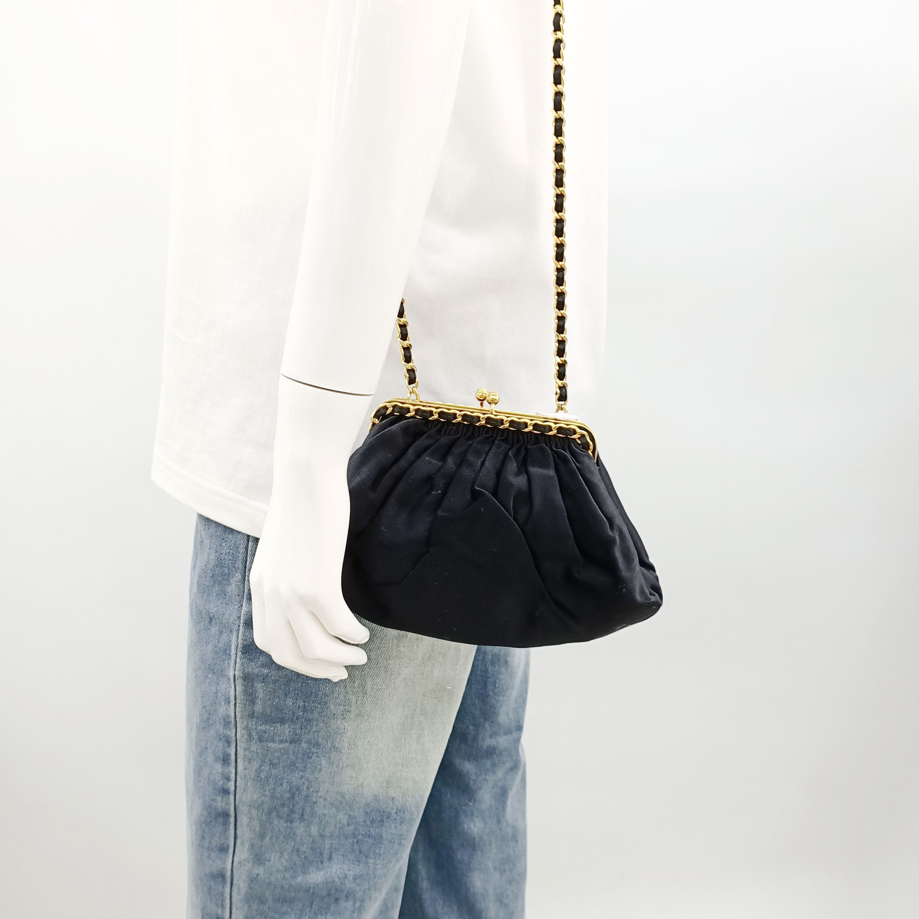 Chanel Chanel Chanel Kiss Lock Bag Velvet Shoulder Bag Others Shoulder Bag DUTY FREE for USA Size ONE SIZE - 20 Thumbnail