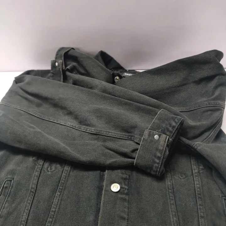 Balenciaga Balenciaga Spray Effect Logo Denim Jacket 0079 Size US S / EU 44-46 / 1 - 8 Thumbnail