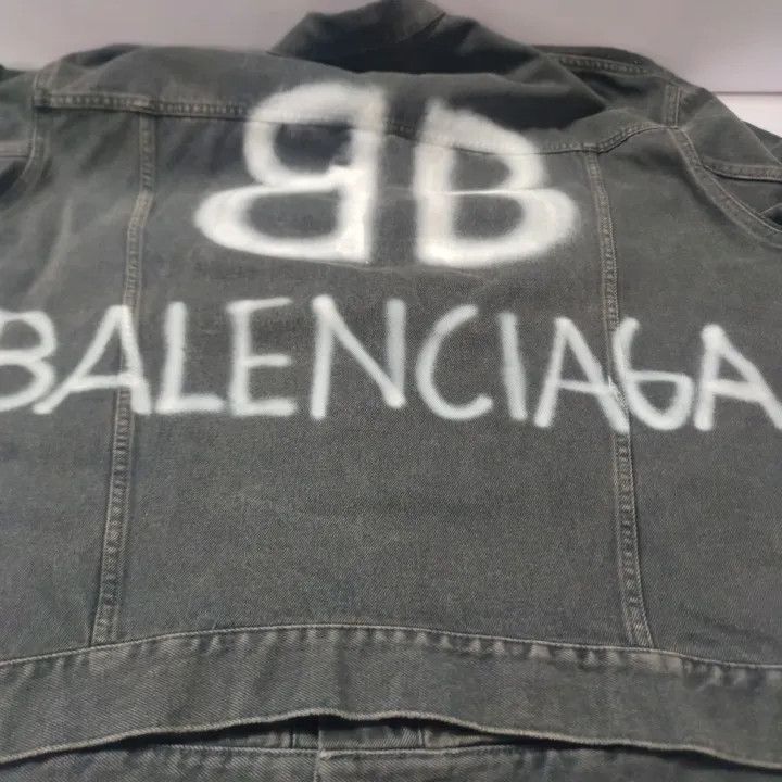 Balenciaga Balenciaga Spray Effect Logo Denim Jacket 0079 Size US S / EU 44-46 / 1 - 11 Thumbnail