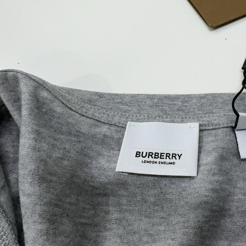Burberry Burberry Letter Print V-Neck Short Sleeve T-Shirt 0079 Size US M / EU 48-50 / 2 - 10 Thumbnail