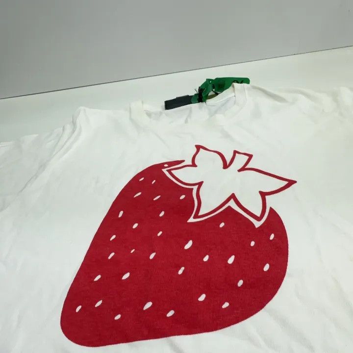 Gucci Gucci Strawberry Print Cotton T-Shirt Size S / US 4 / IT 40 - 9 Thumbnail