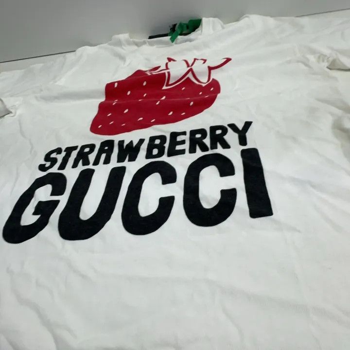 Gucci Gucci Strawberry Print Cotton T-Shirt Size S / US 4 / IT 40 - 10 Thumbnail